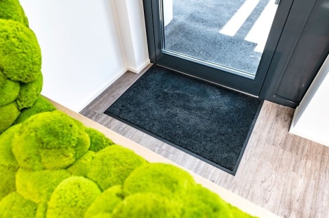 wycieraczka pod drzwiami