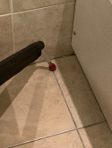 Profesjonalny parownicowy czyścik TASKI steam SO4 podczas pracy na podłodze