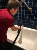 Czyszczenie fug i krawędzi za pomocą końcówki parowej TASKI steam SO4