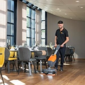 TASKI ULTIMAXX 360 – kompaktowa maszyna szorująco-zbierająca TASKI ULTIMAXX 360 – kompaktowa maszyna szorująco-zbierająca