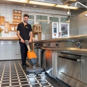 TASKI ULTIMAXX 360 – kompaktowa maszyna szorująco-zbierająca TASKI ULTIMAXX 360 – kompaktowa maszyna szorująco-zbierająca