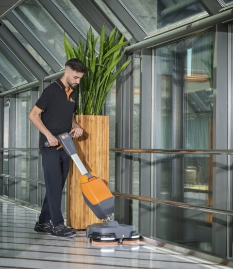 TASKI ULTIMAXX 360 – kompaktowa maszyna szorująco-zbierająca TASKI ULTIMAXX 360 – kompaktowa maszyna szorująco-zbierająca